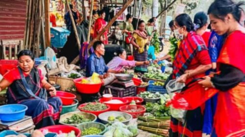 পাহাড়ি নারীরা স্থানীয় বাজারে শাক-সবজি বিক্রি করছেন, যা তাদের অর্থনৈতিক ও সামাজিক অবস্থানকে শক্তিশালী করছে।