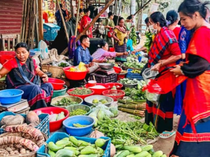 পাহাড়ি নারীরা স্থানীয় বাজারে শাক-সবজি বিক্রি করছেন, যা তাদের অর্থনৈতিক ও সামাজিক অবস্থানকে শক্তিশালী করছে।