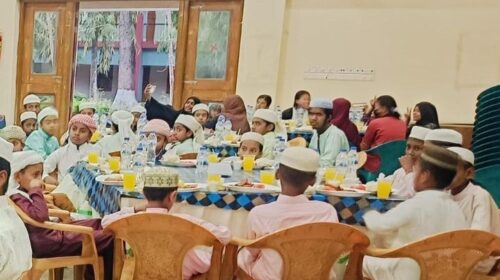 মাটিরাঙ্গায় যুব রেড ক্রিসেন্টের উদ্যোগে ইফতার ও দোয়া মাহফিল অনুষ্ঠিত হচ্ছে, যেখানে অতিথিরা উপস্থিত রয়েছেন।