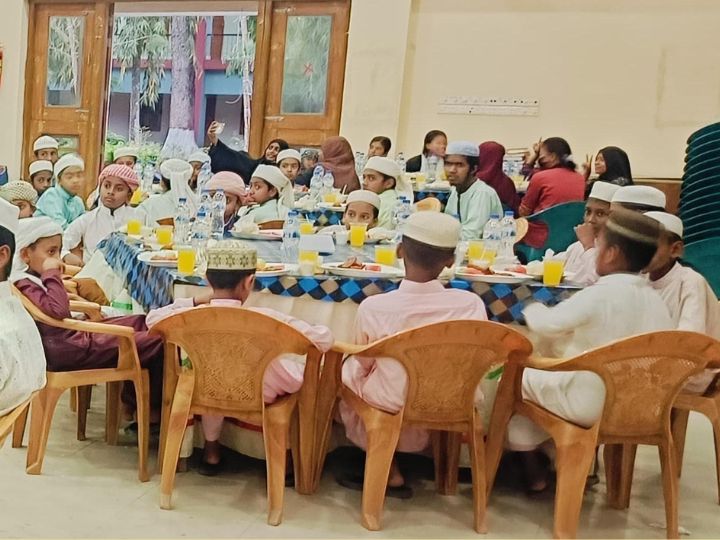 মাটিরাঙ্গায় যুব রেড ক্রিসেন্টের উদ্যোগে ইফতার ও দোয়া মাহফিল অনুষ্ঠিত হচ্ছে, যেখানে অতিথিরা উপস্থিত রয়েছেন।