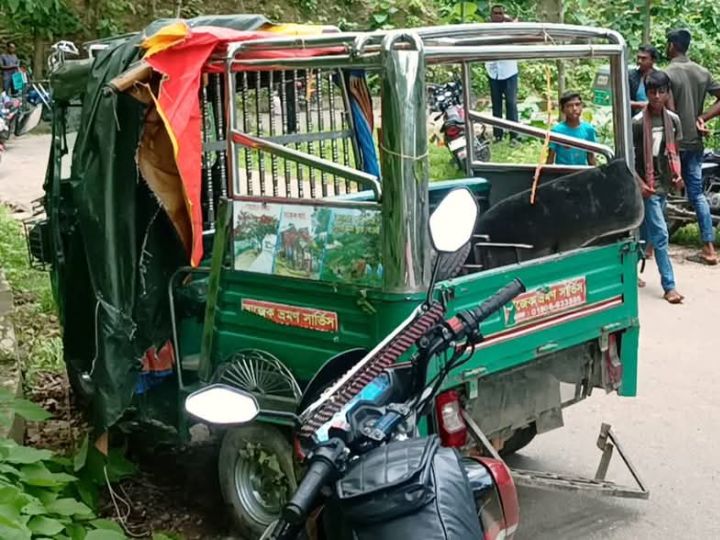 মাটিরাঙ্গায় সড়ক দুর্ঘটনায় উল্টে যাওয়া মাহেন্দ্র গাড়ি