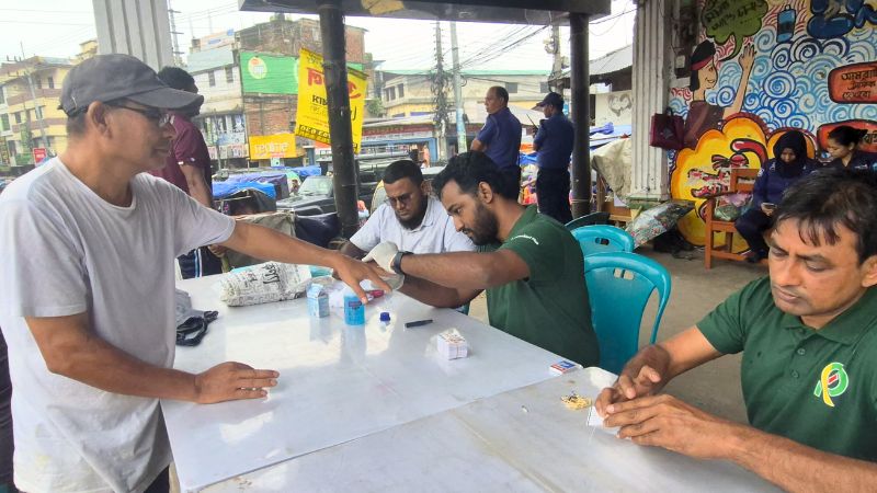 খাগড়াছড়িতে রক্ত পরীক্ষায় অংশ নিচ্ছেন সাধারণ মানুষ