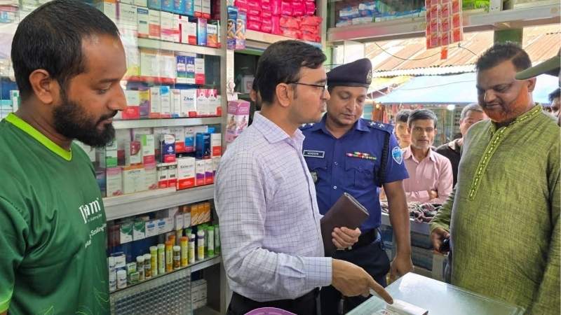 মেয়াদোত্তীর্ণ ওষুধ রাখায় দীঘিনালায় ছয় ফার্মেসিকে ৩০ হাজার টাকা জরিমানা