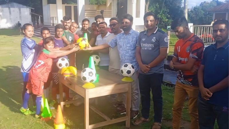 খেলোয়াড়দের বিকাশে পানছড়িতে স্বেচ্ছাসেবক দলের ক্রীড়া সামগ্রী বিতরণ