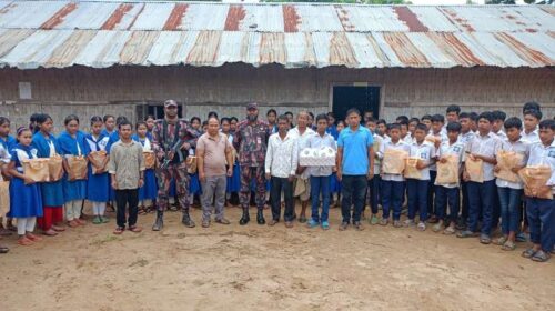 অন্তু পাড়া বিদ্যালয়ের শিক্ষার্থীদের মাঝে বিজিবির শিক্ষা ও ক্রীড়া সামগ্রী বিতরণ