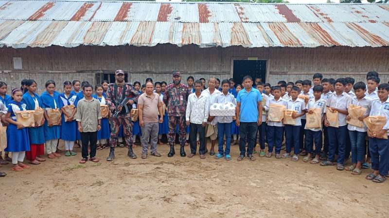 অন্তু পাড়া বিদ্যালয়ের শিক্ষার্থীদের মাঝে বিজিবির শিক্ষা ও ক্রীড়া সামগ্রী বিতরণ