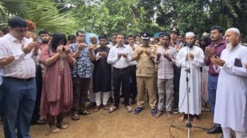 শহিদ মজিদ হোসেনের সমাধিতে শ্রদ্ধা জানাচ্ছেন সরকারি কর্মকর্তা, রাজনৈতিক নেতা ও সাধারণ মানুষ।
