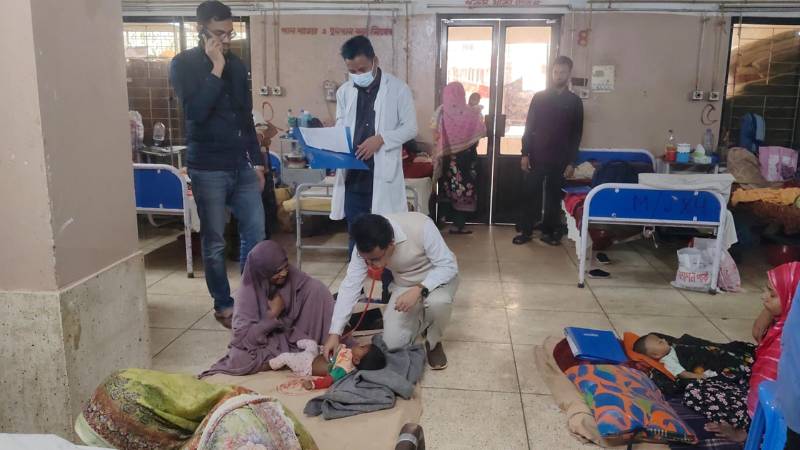 খাগড়াছড়ি হাসপাতালে শিশু রোগীর চাপ বেড়েছে, বেড না পেয়ে ফ্লোরেই চিকিৎসা